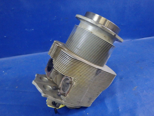 AEC65385 Continental O-470-R - Cylinder with Valves ( No piston )